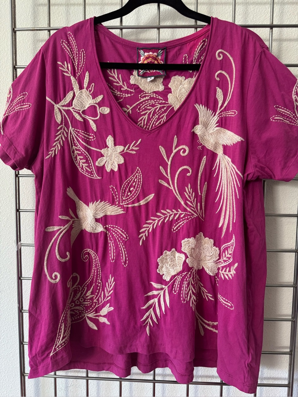 JOHNNY WAS Fuschia Embroidered V‑Neck Short Sleeve Top Size XL